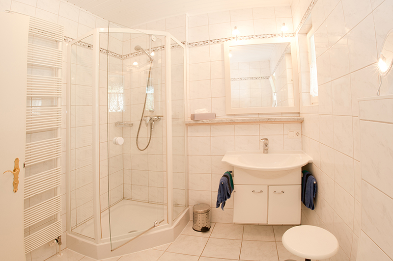 Das Bad:Schönes großes Tageslichtbad mit Glasdusche, Fön und Vergrößerungsspiegel vorhanden